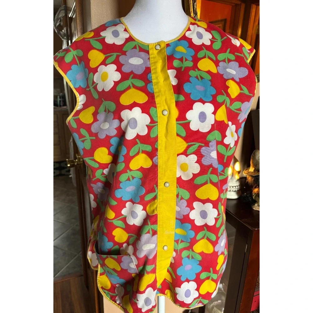 Vintage Mod Floral Cobbler Apron Smock. Snap front w/ one front pocket. Retro